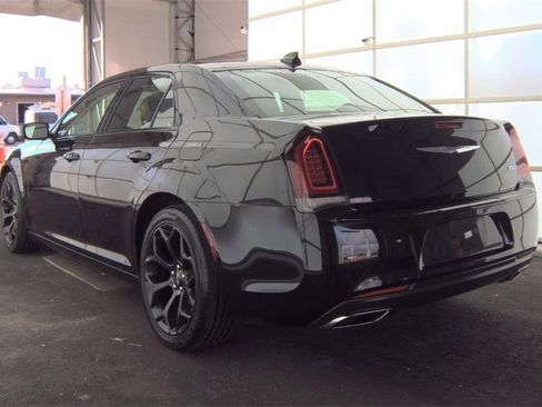 Used 2019 Chrysler 300 Touring w/ Sport Appearance Package image 6