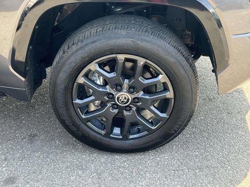 Used 2024 Toyota Tundra Platinum AWD/4WD image 7