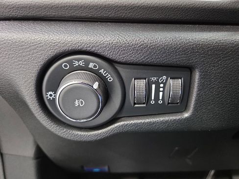Used 2025 Chrysler Pacifica Select FWD image 27