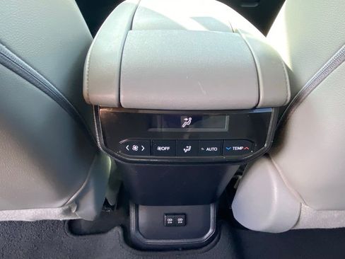 Used 2020 Toyota Highlander XLE image 30