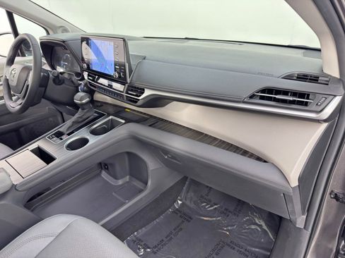 Used 2024 Toyota Sienna Limited image 15