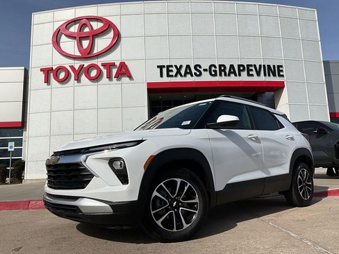 Used 2025 Chevrolet TrailBlazer LT image 2