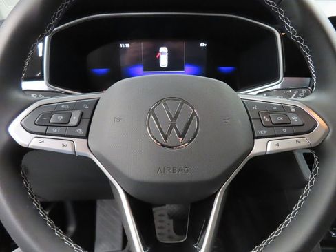 Used 2025 Volkswagen Taos SE AWD/4WD image 47