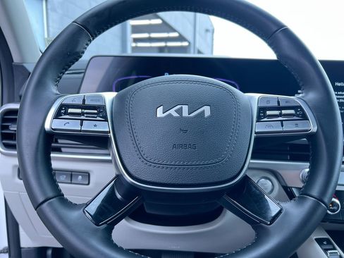 Certified 2025 Kia Telluride S FWD image 17