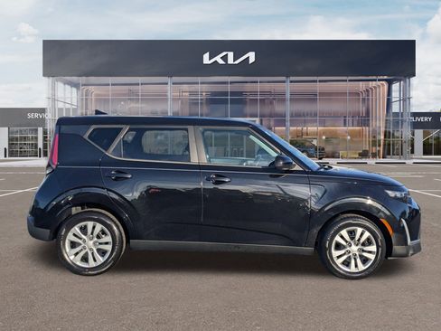 Certified 2023 Kia Soul LX image 3