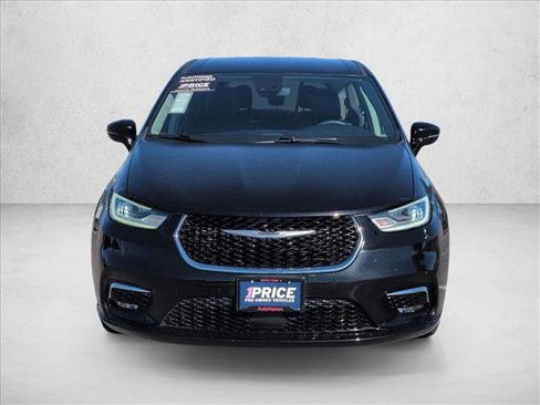 Used 2024 Chrysler Pacifica Touring-L image 2