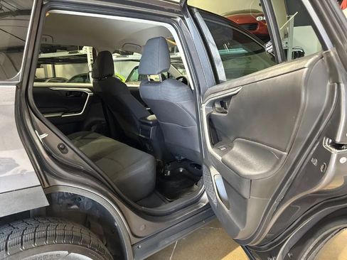 Used 2021 Toyota RAV4 LE image 12