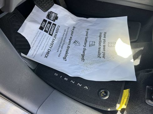 Used 2024 Toyota Sienna XLE FWD image 17