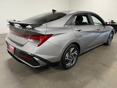 Used 2025 Hyundai Elantra SEL FWD image 3