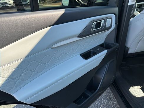 Used 2025 Ford Explorer Platinum w/ Ultimate Package image 16