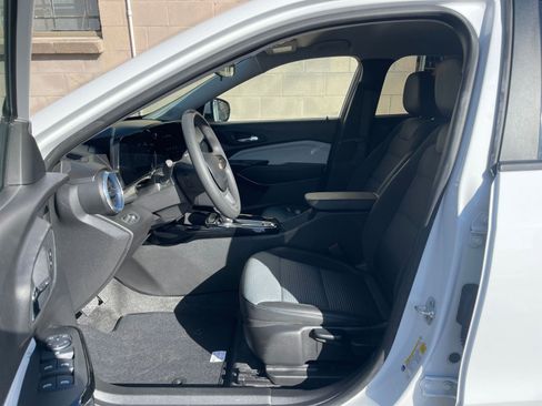 Used 2025 Chevrolet Trax LT image 25