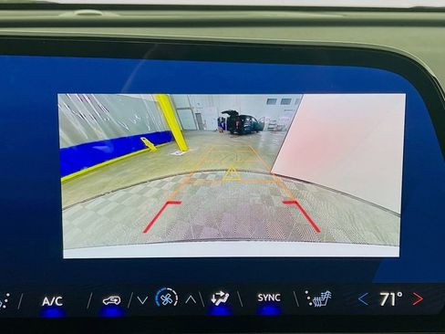 Used 2025 Chevrolet Traverse LT image 14