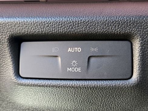 Certified 2025 Volkswagen Tiguan SE image 23