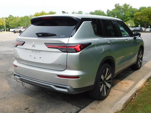 Used 2025 Mitsubishi Outlander SE AWD/4WD image 4