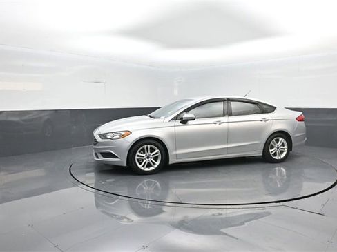 Used 2018 Ford Fusion SE w/ Fusion SE Technology Package image 4