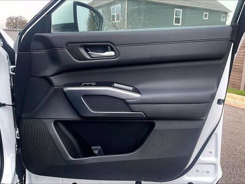 Certified 2025 Nissan Pathfinder SL w/ SL Premium Package image 22