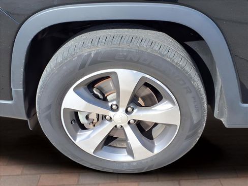 Used 2019 Jeep Cherokee Limited image 24