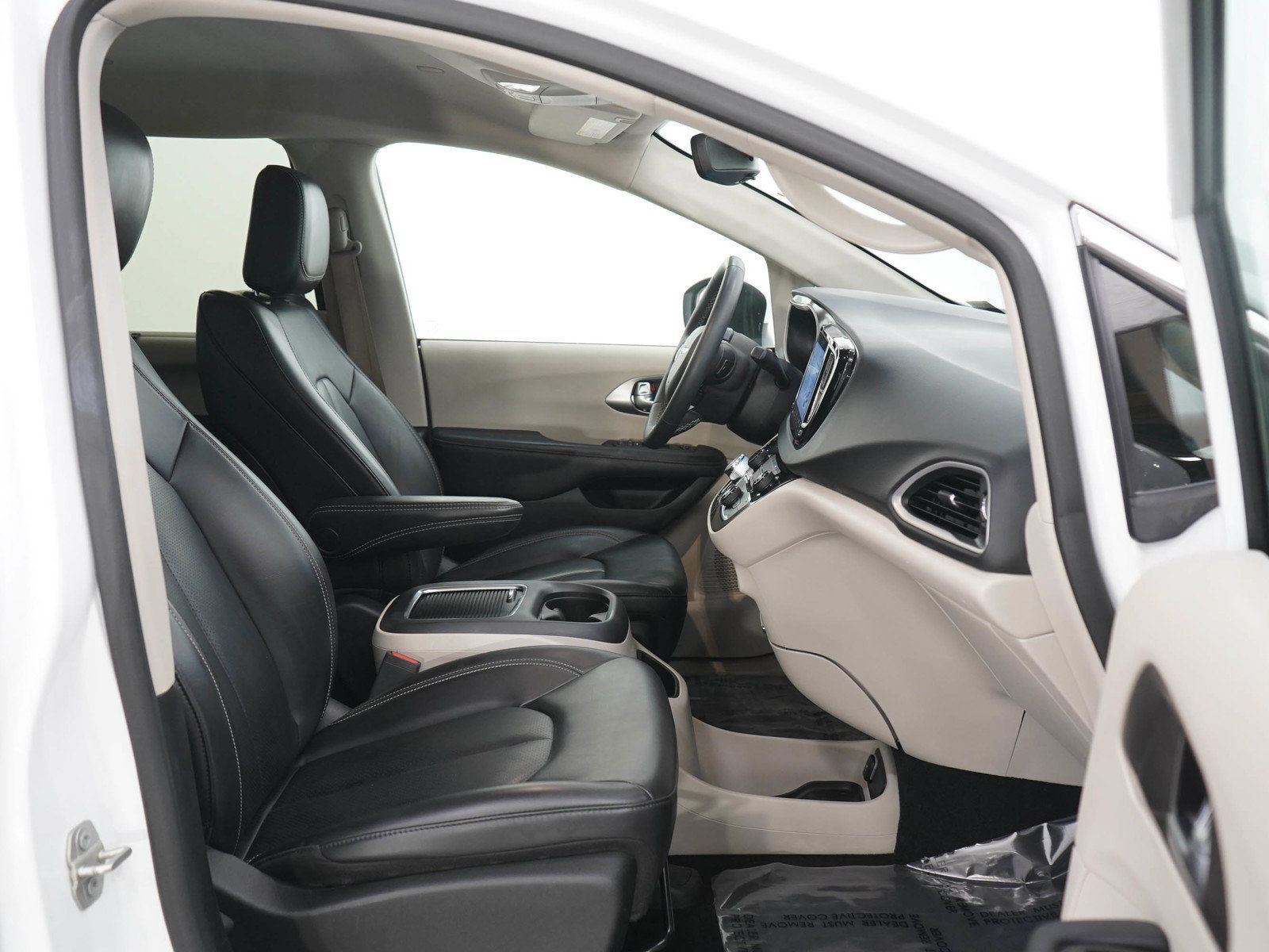 Used 2023 Chrysler Pacifica Touring-L FWD image 11