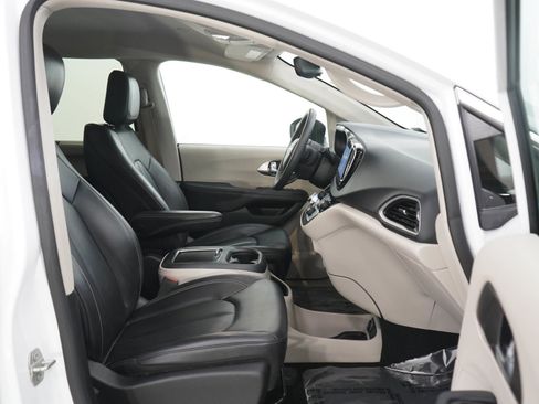 Used 2023 Chrysler Pacifica Touring-L FWD image 11