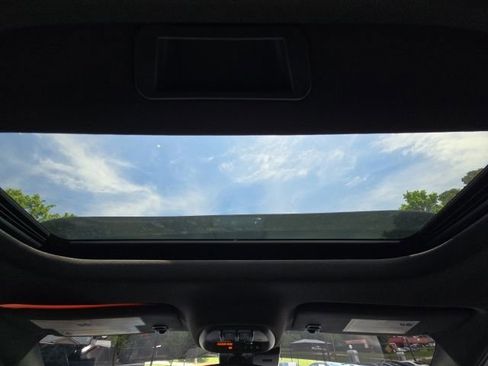 Used 2025 Chevrolet Trax RS w/ Sunroof Package FWD image 33