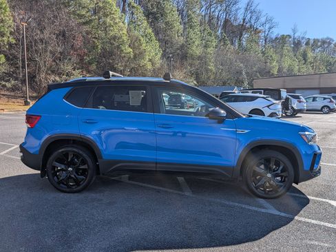 Used 2024 Volkswagen Taos SE w/ Panoramic Sunroof Package image 10