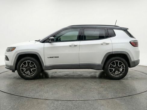 Used 2025 Jeep Compass Trailhawk image 5