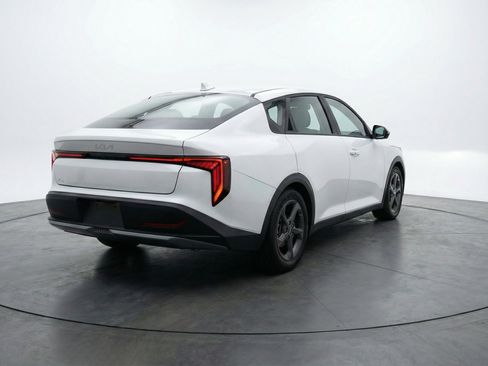 Used 2025 Kia K4 LXS image 9