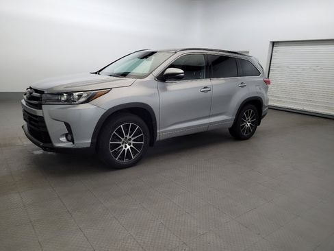 Used 2018 Toyota Highlander SE AWD/4WD image 2