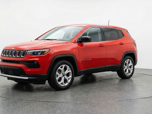 Used 2025 Jeep Compass Latitude image 3