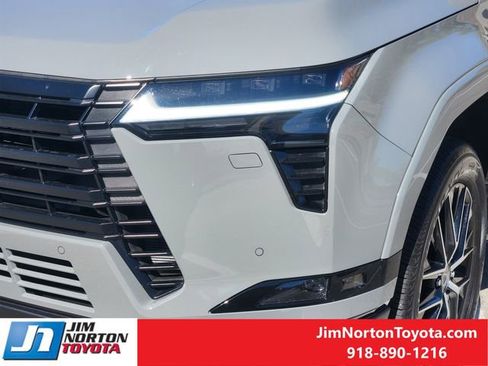 Used 2025 Lexus GX 550 w/ Accessory Package (2T) image 11