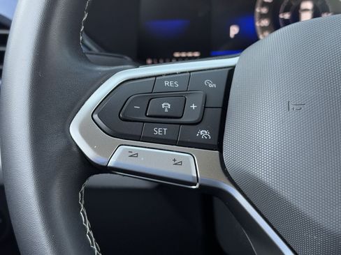 Used 2023 Volkswagen Taos SE w/ Panoramic Sunroof Package FWD image 16