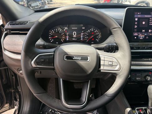 Used 2025 Jeep Compass Latitude AWD/4WD image 27