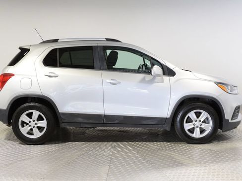 Used 2020 Chevrolet Trax LT FWD image 2