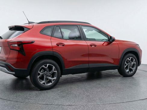 Used 2025 Chevrolet Trax LT w/ LT Convenience Package FWD image 9