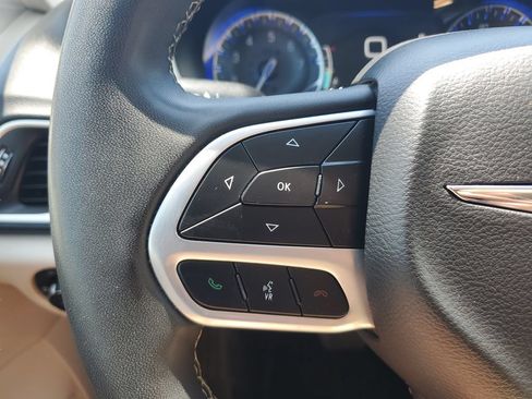 Used 2023 Chrysler Pacifica Touring-L FWD image 19