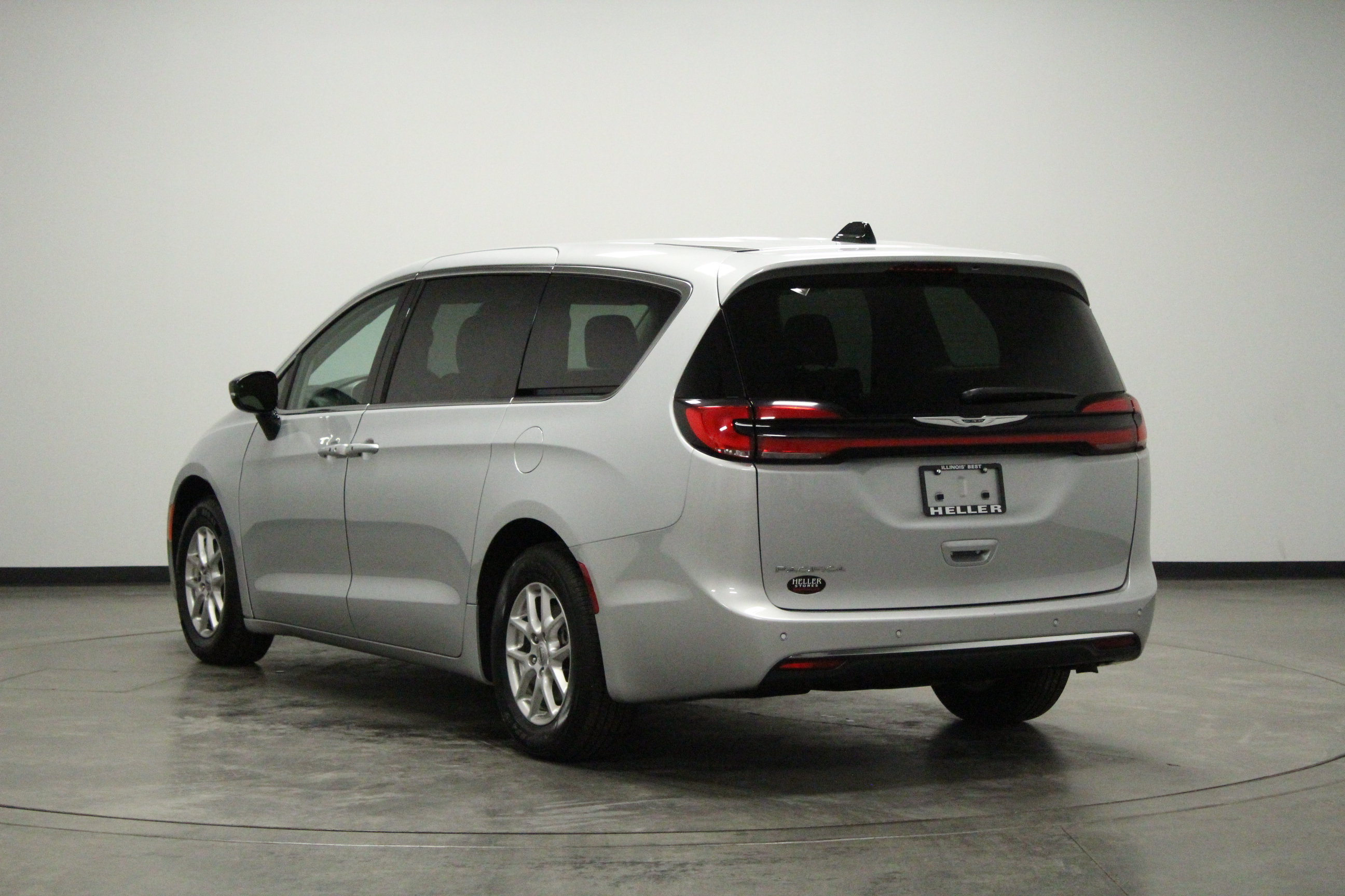 Used 2024 Chrysler Pacifica Touring-L FWD image 6
