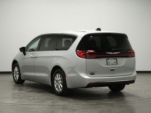 Used 2024 Chrysler Pacifica Touring-L FWD image 6