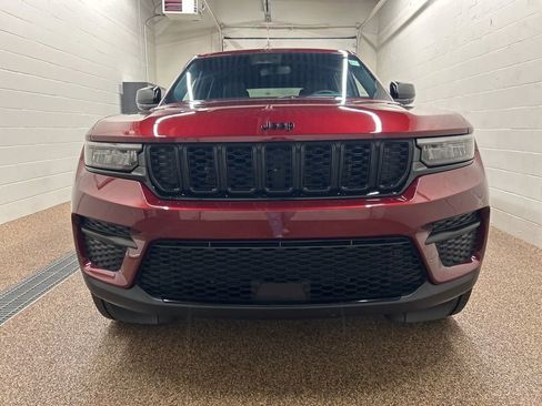 Used 2024 Jeep Grand Cherokee Altitude AWD/4WD image 6