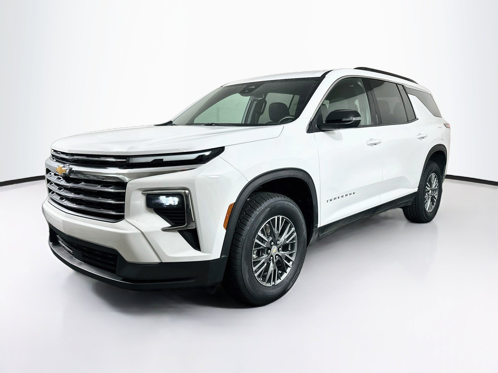 Used 2025 Chevrolet Traverse LT FWD image 3