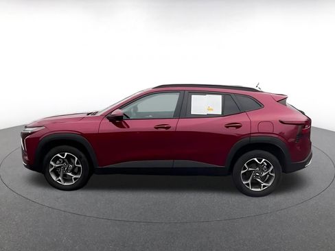 Used 2025 Chevrolet Trax LT w/ LT Convenience Package image 9