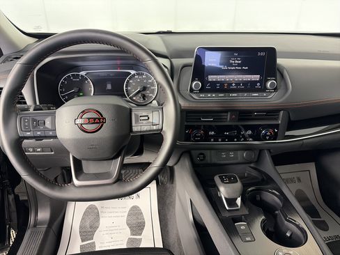 Used 2025 Nissan Rogue SV image 3