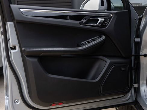 Certified 2025 Porsche Macan image 22