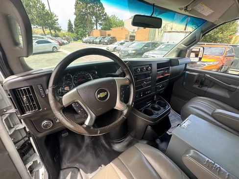 Used 2017 Chevrolet Express 3500 Extended image 25