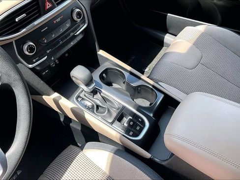 Used 2019 Hyundai Santa Fe SEL FWD image 16