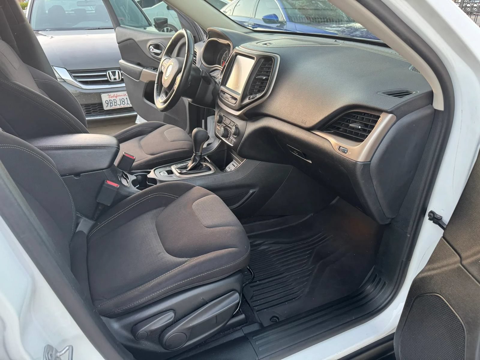 Used 2017 Jeep Cherokee Latitude FWD image 10