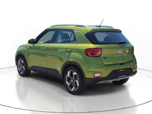 Used 2023 Hyundai Venue SEL FWD image 4
