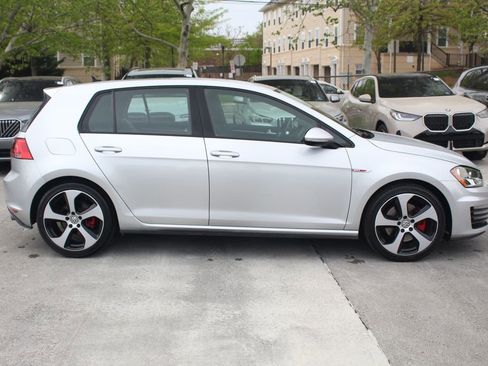 Used 2017 Volkswagen Golf 4-Door FWD image 10
