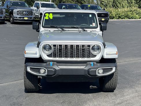 Used 2024 Jeep Wrangler Unlimited Sahara AWD/4WD image 3