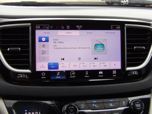 Used 2024 Chrysler Pacifica Touring-L FWD image 17
