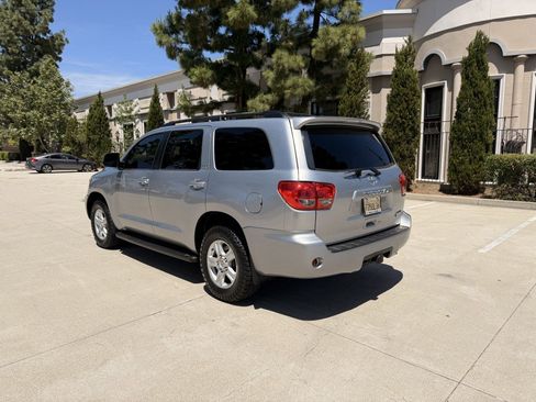 Used 2012 Toyota Sequoia SR5 w/ Premium Pkg RWD image 6